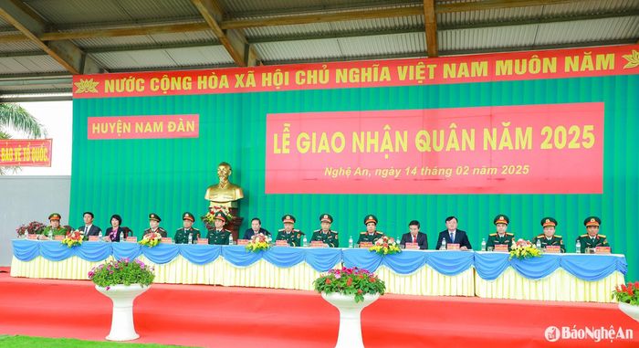 Các đại biểu dự Lễ giao quân tại huyện Nam Đàn. Ảnh: Thành Duy