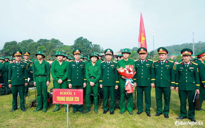 Trung tướng Trần Võ Dũng - Bí thư Đảng ủy, Chính ủy Quân khu 4 tặng hoa chúc mừng các tân binh. Ảnh: Thành Duy
