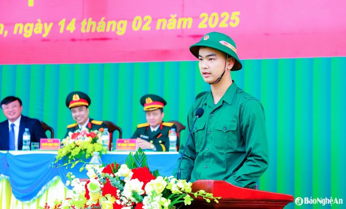 Tân binh Nguyễn Quốc Khánh phát biểu tại Lễ giao quân. Ảnh: Thành Duy