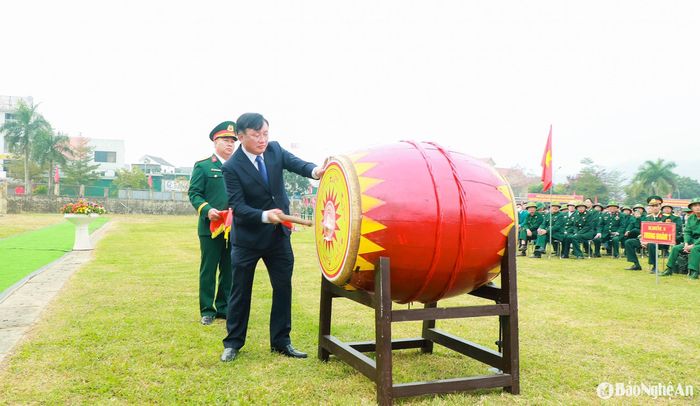 Chủ tịch UBND huyện Nam Đàn Nguyễn Hồng Sơn - Chủ tịch Hội đồng Nghĩa vụ quân sự huyện đánh trống hội. Ảnh: Thành Duy