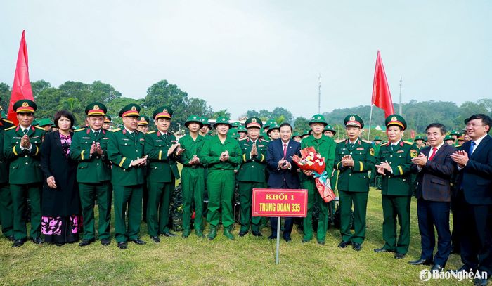 Thượng tướng Lê Quang Minh - Phó Chủ nhiệm Tổng Cục chính trị, Quân đội nhân dân Việt Nam; Trung tướng Trần Võ Dũng - Bí thư Đảng ủy, Chính ủy Quân khu 4; Chủ tịch UBND Nghệ An Lê Hồng Vinh và các đại biểu tặng hoa chúc mừng các tân binh trước khi về đơn vị. Ảnh: Thành Duy