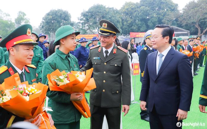 Trung tướng Phạm Thế Tùng - Thứ trưởng Bộ Công an và Bí thư Tỉnh ủy Nghệ An Nguyễn Đức Trung tặng hoa, động viên công dân thành phố Vinh lên đường nhập ngũ. Ảnh: Phạm Bằng