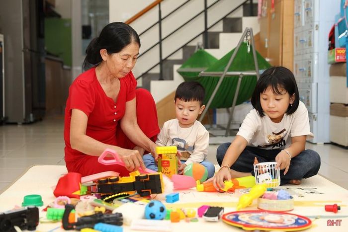  Công ty ngoài tự xây dựng 304 căn hộ kí túc xá gia đình còn hỗ trợ khu nhà kí túc xá độc thân cho nhân viên với trang thiết bị tiện nghi như điều hòa, máy nóng lạnh, máy giặt, máy sấy… 