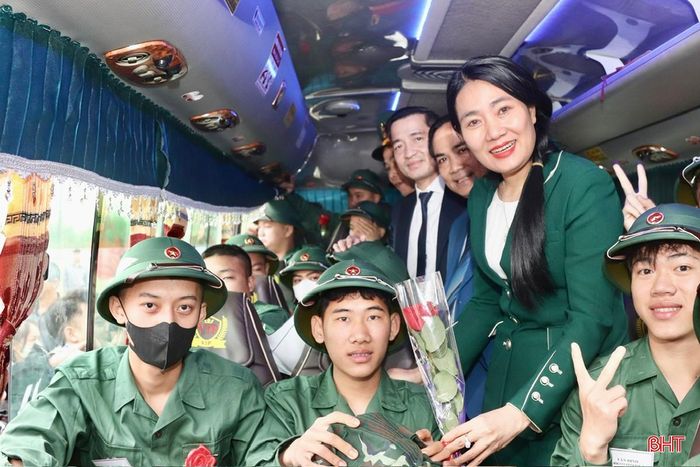  Lãnh đạo huyện Vũ Quang lên xe động viên các tân binh, tiếp thêm sức mạnh cho những người lính trẻ trước khi về đơn vị. 