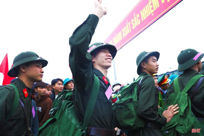  Giơ cao cánh tay vẫy chào, thể hiện tinh thần quyết chiến quyết thắng, sẵn sàng lên đường bảo vệ Tổ quốc thiêng liêng. 