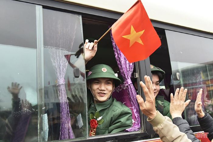  Những bàn tay gân guốc của người cha, người mẹ và lá cờ Tổ quốc đỏ tươi như nói lên rằng, hậu phương luôn vững chắc và tin tưởng, gửi gắm tất cả yêu thương tới những tân binh. 