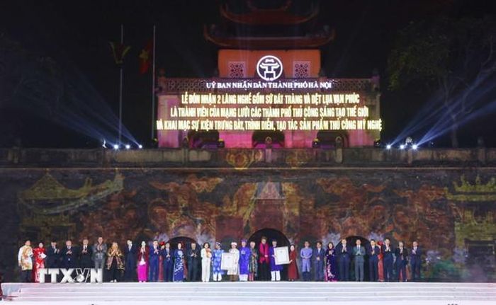  Trao chứng nhận 2 làng nghề Gốm sứ Bát Tràng và Dệt lụa Vạn Phúc là thành viên Mạng lưới các thành phố Thủ công sáng tạo thế giới. (Ảnh: Văn Điệp/TTXVN) 