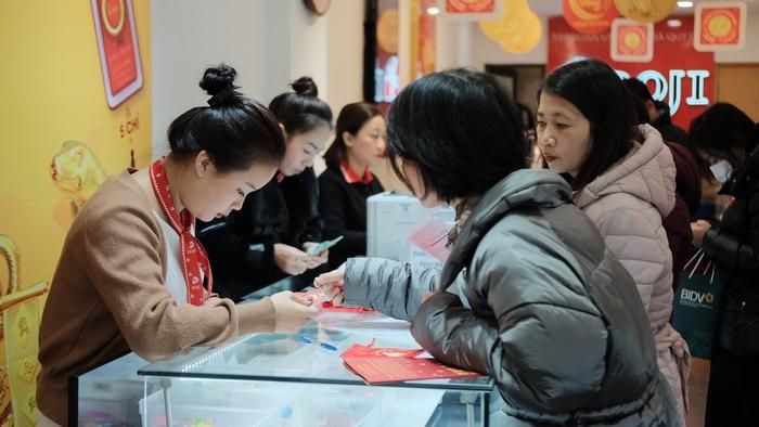 Hiện nay, vàng tiêu thụ trong nước chủ yếu từ nguồn nhập khẩu, do đó, giá vàng trong nước phụ thuộc vào diễn biến giá vàng thế giới cũng là điều dễ hiểu.