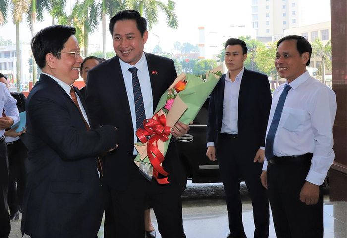 Phó Bí thư Tỉnh ủy, Chủ tịch UBND tỉnh An Giang Hồ Văn Mừng (bìa trái) tiếp Bí thư Tỉnh ủy, Tỉnh trưởng tỉnh Champasak ALonnXay SounNaLat