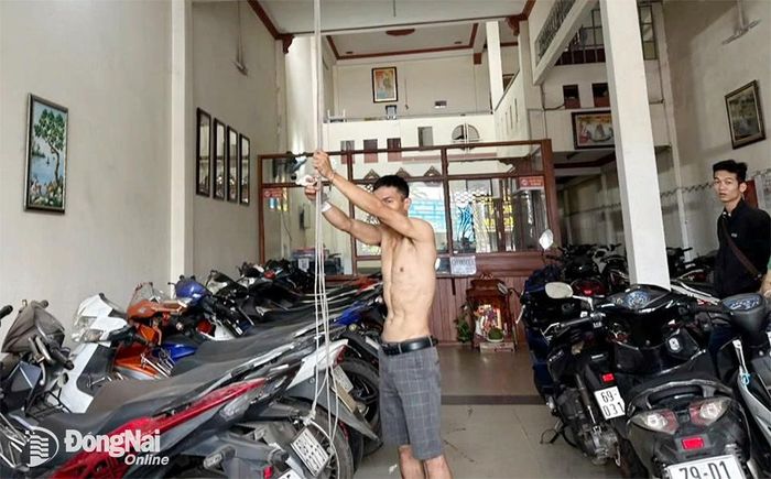 Thực nghiệm hiện trường vụ trộm. Ảnh: H.Nam