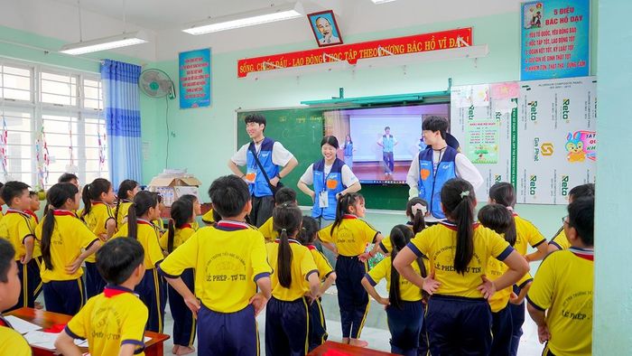 Chương trình do 39 sinh viên trường Đại học Chung Ang thực hiện chính cùng với sự hỗ trợ của sinh viên Việt Nam và 5 nhân viên Doosan Vina.