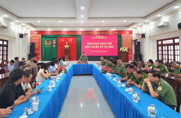 Quang cảnh buổi họp mặt. Ảnh Nguyễn Tuấn 