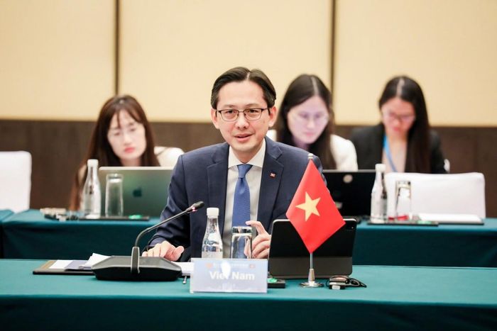Thứ trưởng Ngoại giao Đỗ Hùng Việt, Trưởng SOM ASEAN Việt Nam phát biểu tại cuộc họp Tham vấn Quan chức cao cấp ASEAN - Trung Quốc lần thứ 31. Ảnh: BNG.