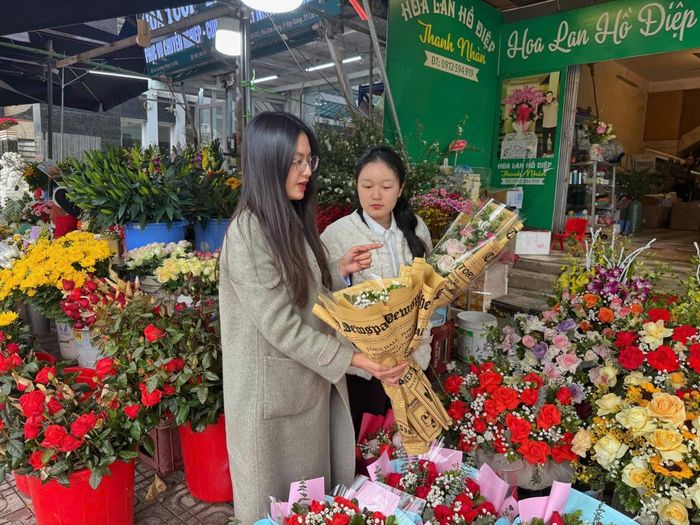 Hoa tươi được nhiều người chọn mua trong ngày Lễ tình nhân.