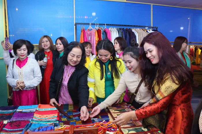 Các đại biểu tham quan gian hàng tại sự kiện. Ảnh: Viết Thành