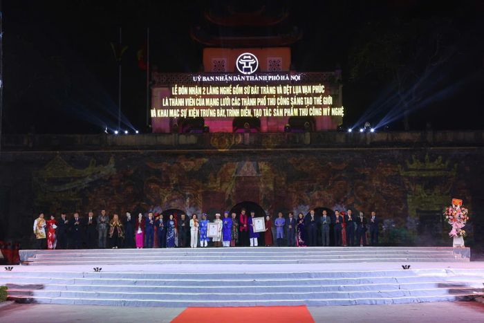 Hội đồng Thủ công thế giới trao tặng danh hiệu “Làng nghề thủ công thế giới về gốm sứ” cho Bát Tràng, và làng “Làng nghề thủ công thế giới về dệt lụa” cho Vạn Phúc. Ảnh: Viết Thành