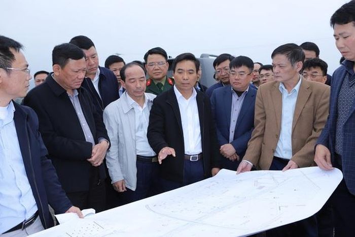 Bí thư Tỉnh ủy Nguyễn Doãn Anh (người đứng giữa) và các thành viên trong đoàn kiểm tra 1 số dự án tại KKTNS.