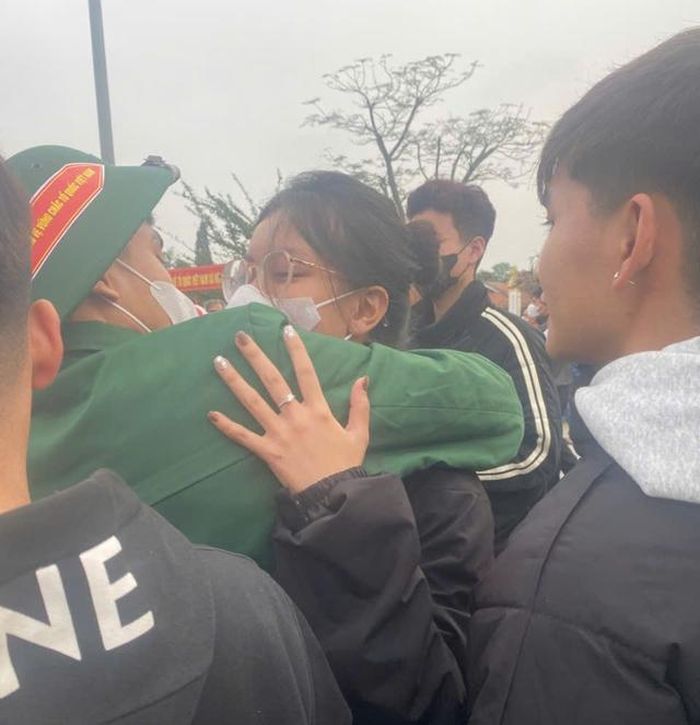 Trước giờ phút chia tay, không ít giọt nước mắt đã rơi từ tân binh, người thân và ai cũng tin rằng, với khát vọng của tuổi trẻ, những thanh niên ưu tú Hà Tĩnh sẽ hoàn thành xuất sắc mọi nhiệm vụ được giao...