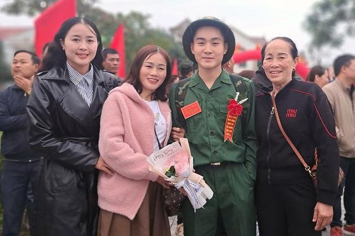 Các tân binh chụp ảnh lưu niệm cùng người thân trước khi lên đường nhập ngũ.