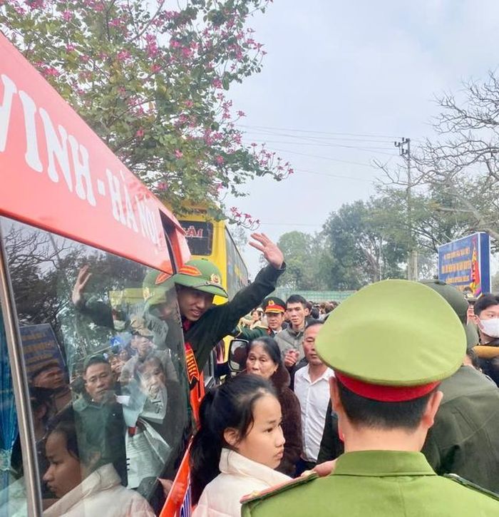 Đại diện tân binh nhập ngũ, Trần Anh Hoàng chia sẻ, "Tôi và các bạn rất vui khi được khoác lên mình áo xanh của người lính. Chúng tôi sẽ cố gắng hết sức mình trong học tập, rèn luyện, hoàn thành mọi nhiệm vụ được giao".