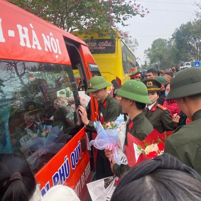 Hàng trăm người thân của tân binh đến dự lễ đưa tiễn con em lên đường nhập ngũ với những bó hoa, gói quà bình dị, trao nhau những cái ôm thật chặt… và có những giọt nước mắt đã rơi.