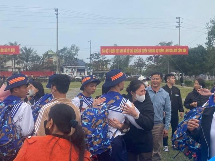 Những người mẹ không kìm nổi cảm xúc, bật khóc tiễn con lên đường làm nghĩa vụ công dân, phụng sự Tổ quốc.
