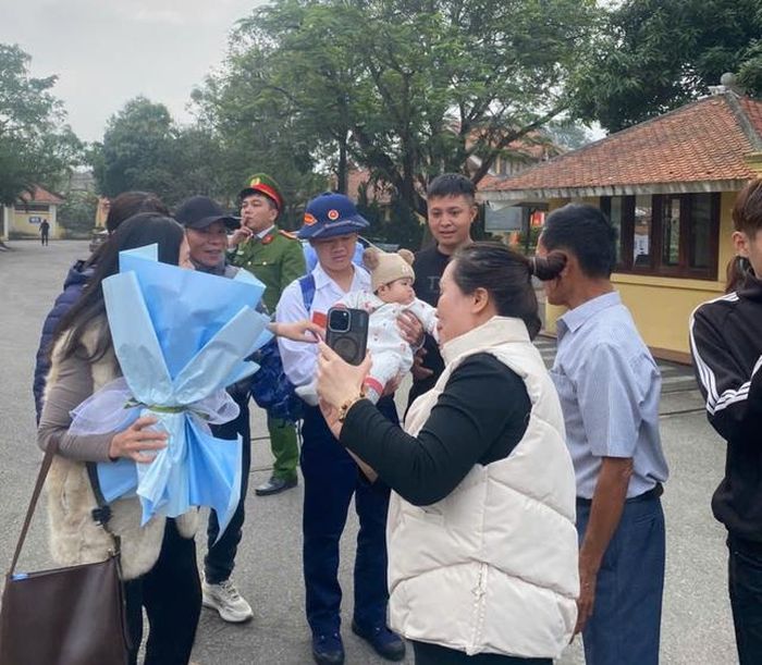 Dù không nỡ xa con trai nhưng nhiều vụ phụ huynh cho biết, rất vinh dự khi gia đình có thành viên được đóng góp sức trẻ cho đất nước, mang lại vẻ vang cho gia đình.