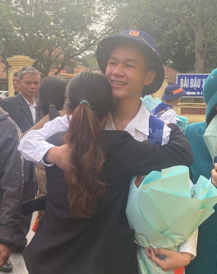 Những người lính trẻ, dù phải xa gia đình, nhưng luôn mang trong tim tình yêu thương và niềm tự hào về Tổ quốc. Đó chính là nền tảng vững chắc để họ vượt qua mọi khó khăn, gian khổ trong suốt quãng thời gian thực hiện nghĩa vụ quân sự.