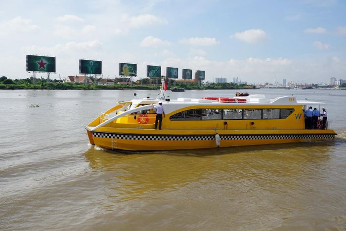 Trải nghiệm du lịch đường thủy Water Bus trên sông Sài Gòn.