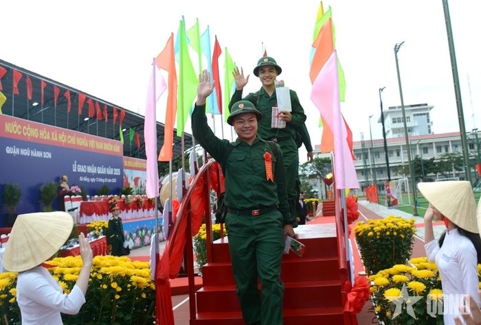  Thanh niên quận Ngũ Hành Sơn (TP Đà Nẵng) hăng hái lên đường nhập ngũ. 