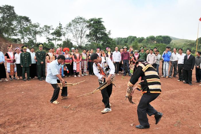 Mỗi độ Xuân về, khi những bông đào rừng tô điểm khắp núi đồi cũng là lúc cao nguyên đá lại vang lên tiếng khèn thiết tha, sâu lắng. Ảnh: Thủy Lê