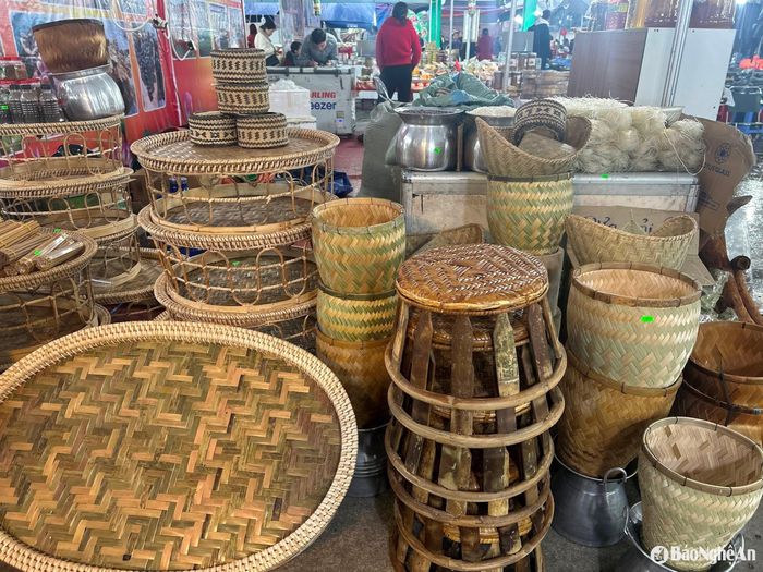 Sản phẩm mây tre đan của huyện Quế Phong bán tại hội chợ ở TP. Vinh. Ảnh: Châu Lan