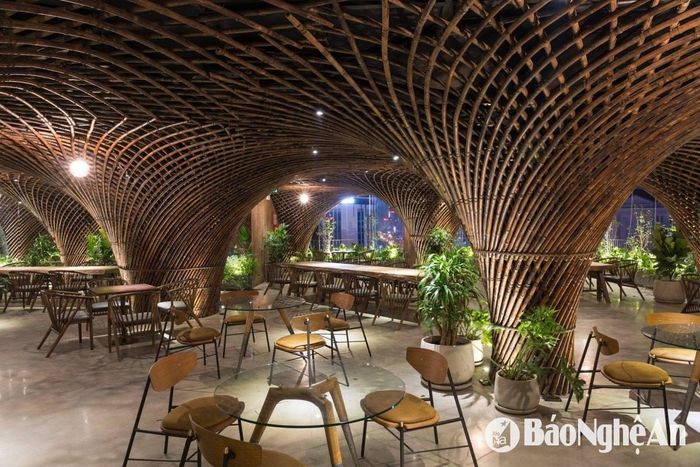 Quán cà phê làm bằng tre ở TP. Vinh trên đường Quang Trung. Ảnh: P.V