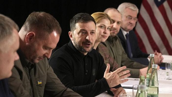 Ông Vladimir Zelensky phát biểu trong cuộc họp song phương với Phó Tổng thống Mỹ J.D. Vance bên lề Hội nghị An ninh Munich tại Munich, Đức, vào ngày 14/2. Ảnh: AP