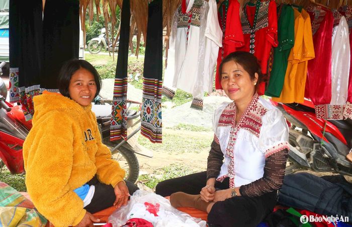 Phiên chợ đầu năm mới ở vùng tái định cư thu hút người dân trong và ngoài huyện về mua bán. Bà Lô Thị Thu (52 tuổi) trú ở bản Chà Coong xã Thanh Sơn cho biết: Bà làm nghề buôn bán hàng quần áo thổ cẩm đã nhiều năm nay. Trong tuần, hết đi chợ Ngọc Lâm lại về bán ở chợ Thanh Sơn. Hôm nay, đi chợ ở xã Ngọc Lâm tôi cũng bán được khá nhiều hàng. Ảnh: Huy Thư