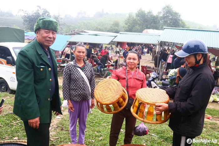 Những bộ ghế mây, bàn mây được đan lát kỳ công do người đàn ông từ Môn Sơn - Lục Dạ (Con Cuông) đưa xuống chợ xã Ngọc Lâm bán được nhiều người dân đi chợ ưa thích. Ghế mây ở đây có giá 250.000 đồng/chiếc. Bàn mây 300.000 - 400.000 đồng/chiếc. Ảnh: Huy Thư