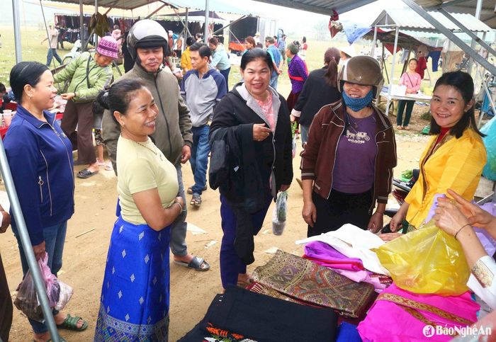 Mỗi phiên chợ, bà con dân bản háo hức đi từ sớm, mang nông sản "cây nhà lá vườn" đi bán và mua sắm nhu yếu phẩm cần thiết cho gia đình. Ảnh: Huy Thư