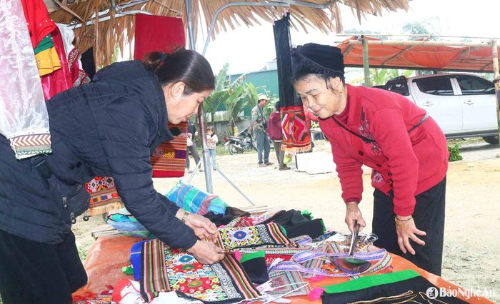 Chợ bán khá nhiều mặt hàng, trong đó hàng thổ cẩm, hàng mây tre mỹ nghệ đã làm nên nét đẹp riêng của chợ vùng cao. Người dân địa phương cho biết, hàng thổ cẩm bán ở đây chủ yếu đưa từ các nơi về, chứ bà con địa phương dệt được ít. Ảnh: Huy Thư