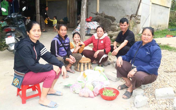 Chợ ở vùng tái định cư thường họp sớm, tan sớm. Đi chợ phiên không chỉ để mua sắm hàng hóa, nhu yếu phẩm, mà còn để trao đổi chuyện trò, giao lưu với bà con dân bản. Ảnh: Huy Thư