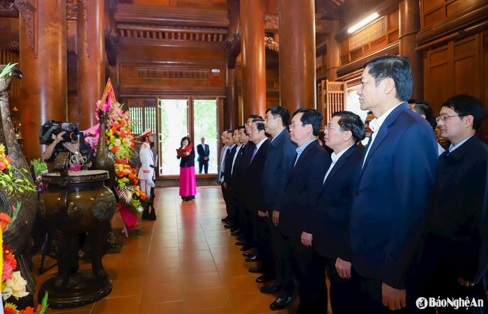 Đồng chí Phan Đình Trạc - Trưởng ban Nội chính Trung ương cùng đoàn đại biểu làm lễ dâng hoa, dâng hương tưởng niệm Chủ tịch Hồ Chí Minh. Ảnh: Phạm Bằng