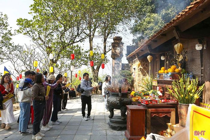  Cùng với thăm thú, vãn cảnh, du khách cũng giành thời gian đến với đình, chùa.... để thành tâm dâng nén hương thơm cầu an dịp đầu năm mới. 