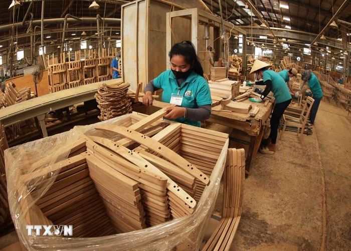  Công nhân sản xuất đồ gỗ tại Bình Dương. (Nguồn: TTXVN) 