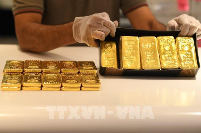 Vàng miếng được bán tại Sàn giao dịch vàng ở Dubai, UAE. Ảnh: AFP/ TTXVN 