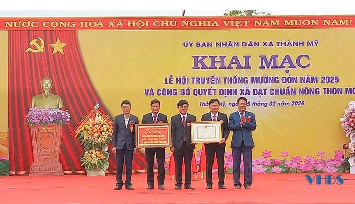 Thừa ủy quyền của Chủ tịch UBND tỉnh, các đồng chí lãnh đạo Huyện ủy, HĐND, UBND, Ủy ban MTTQ huyện Thạch Thành trao bằng công nhận đạt chuẩn NTM và tiền thưởng cho Đảng bộ, chính quyền và Nhân dân xã Thành Mỹ.