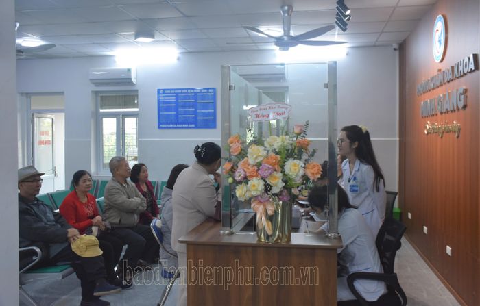 Khách hàng được hướng dẫn chu đáo khi làm thủ tục khám bệnh