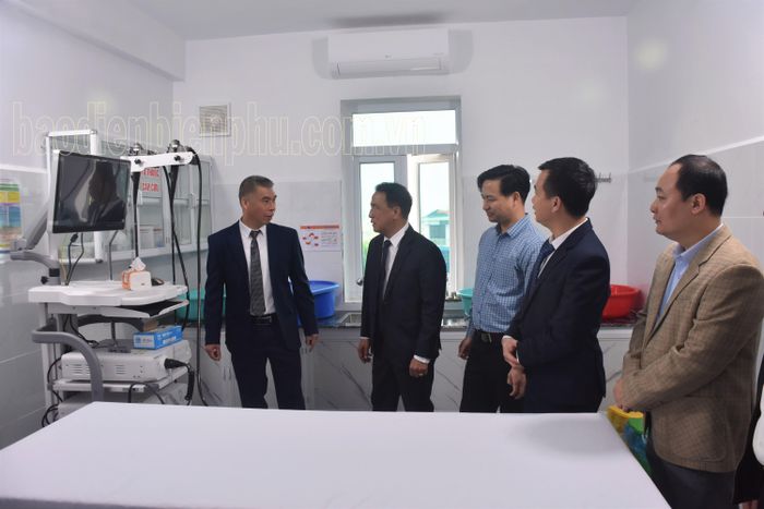 Các đại biểu tham quan hệ thống trang thiết bị tại Phòng khám.