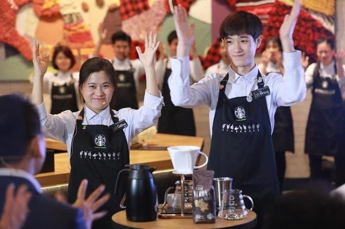 Ngày càng nhiều nhà hàng và quán cà phê ở các thành phố lớn của Trung Quốc như thủ đô Bắc Kinh, Thượng Hải, Quảng Châu và Tây An thuê những người khuyết tật tới làm việc. Ảnh: www.chinadailyhk.com