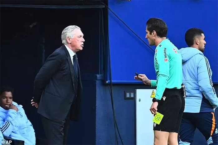 HLV Ancelotti thắc mắc về tấm thẻ đỏ