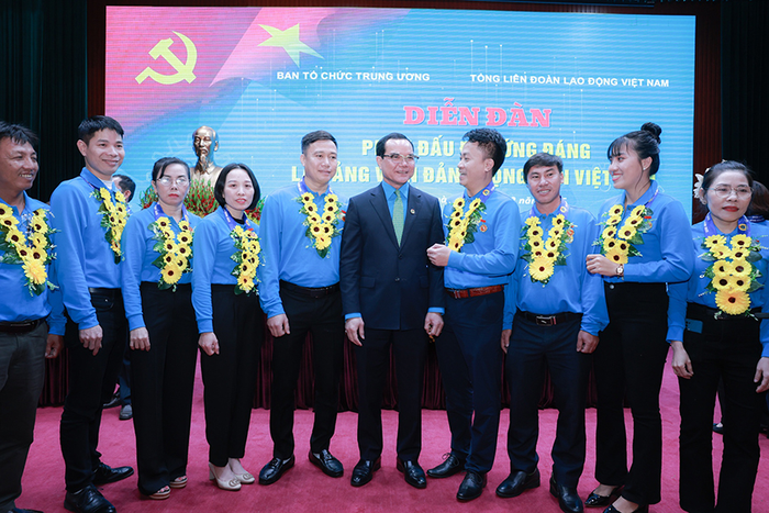 Đồng chí Nguyễn Đình Khang, Ủy viên Trung ương Đảng, Chủ tịch Tổng Liên đoàn Lao động Việt Nam và các đại biểu dự diễn đàn.