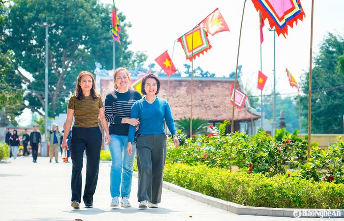 Hàng năm, cứ vào dịp lễ hội, người dân khắp nơi lại nô nức trẩy hội đền Quả Sơn để tưởng nhớ công lao của vị danh tướng và cầu mong một năm mới bình an, thịnh vượng. Ảnh: Đức Anh